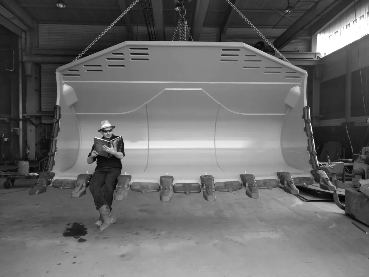 Complete MTG bucket for a Caterpillar 992K wheel loader, hanging in the workshop before delivery to a mine in D.R. Congo
