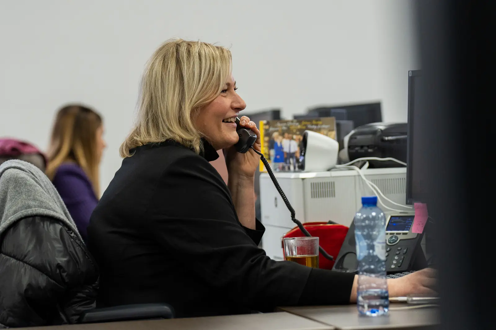 Customer service answering a call in the Alleur office
